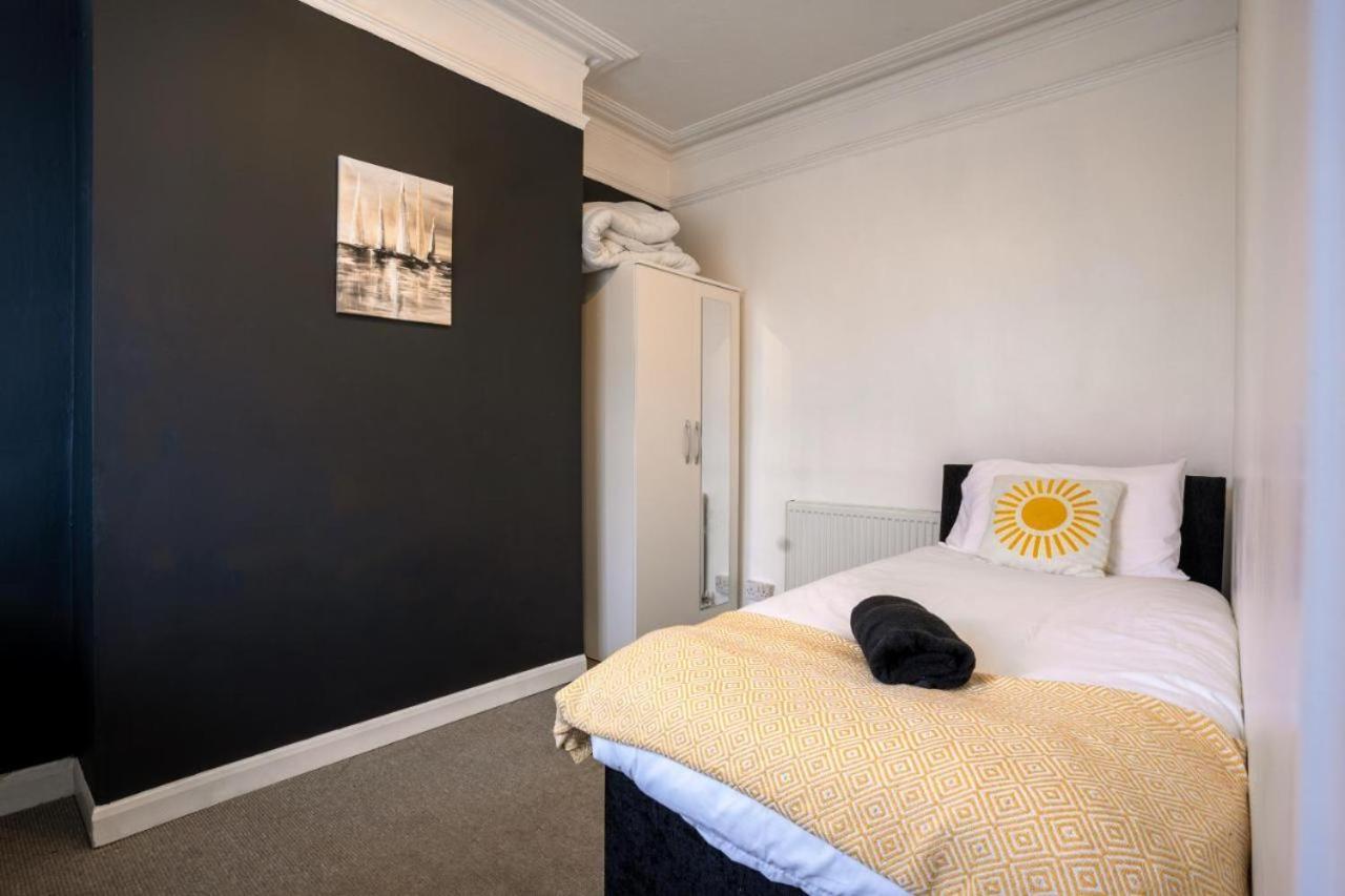 Holiday home Cozy 4-bedroom In Coventry: Your Away From