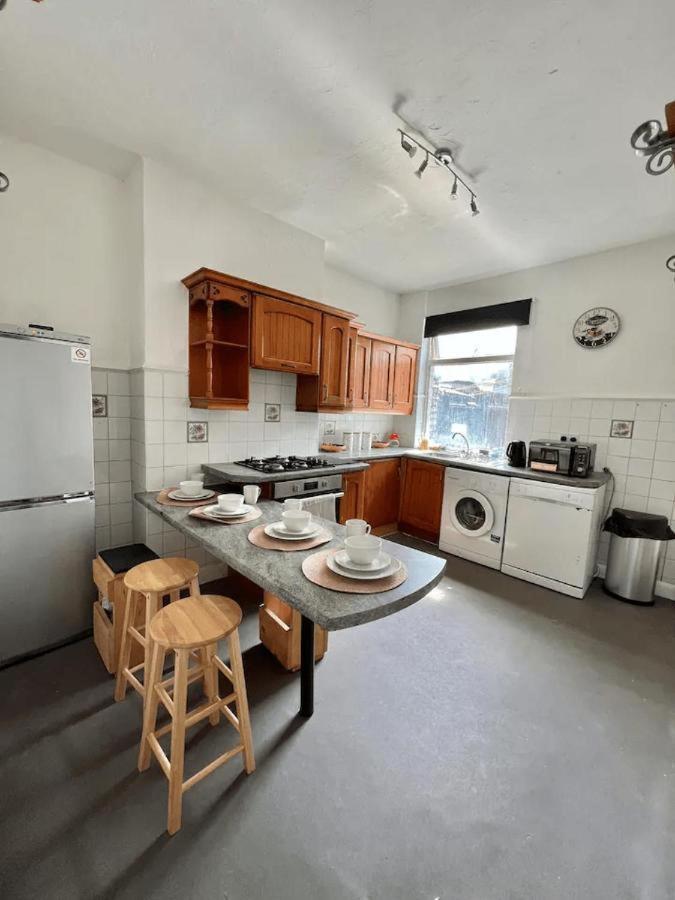 Cozy 4-bedroom In Coventry: Your Away From Coventry