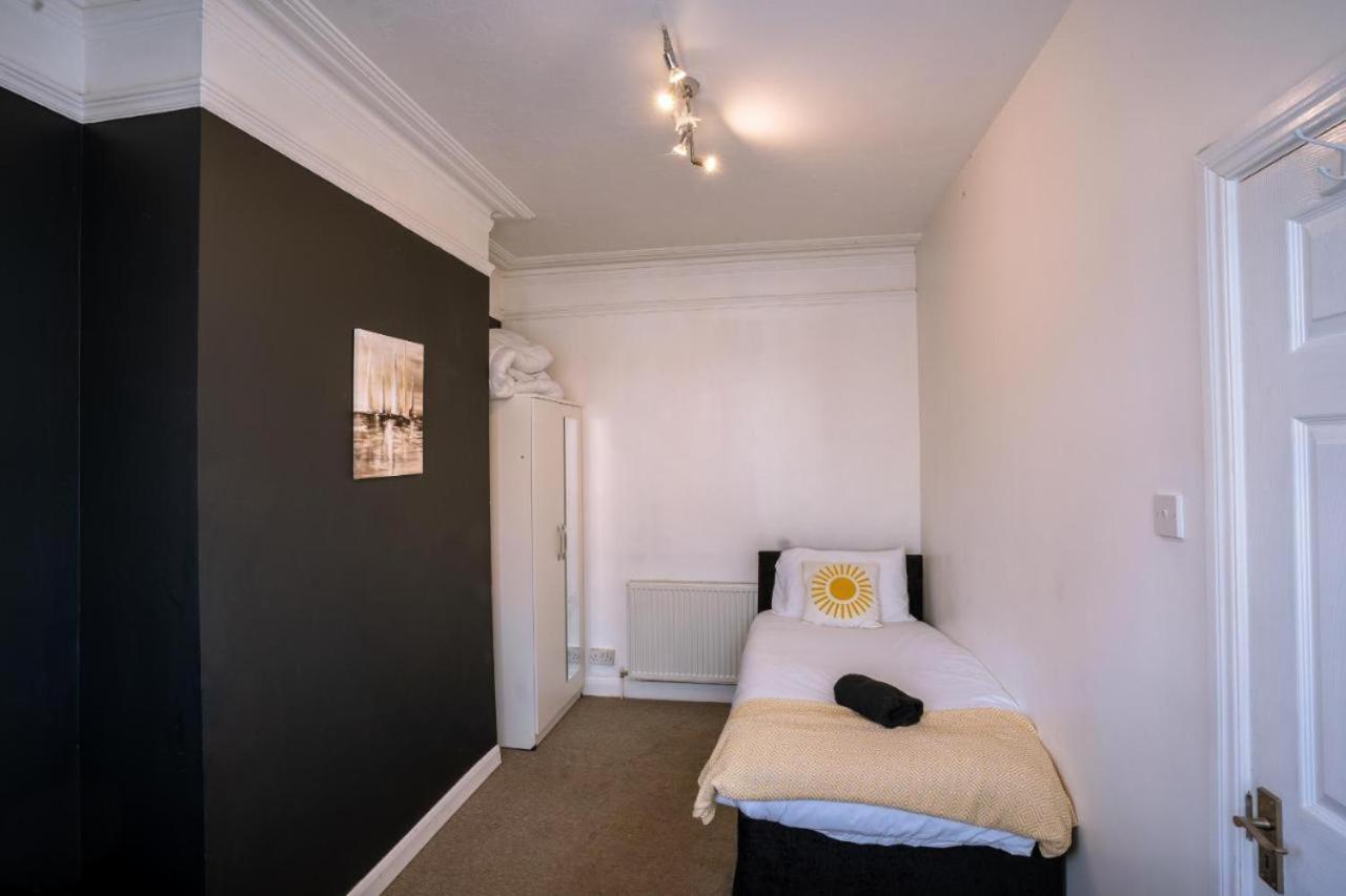 Cozy 4-bedroom In Coventry: Your Away From Holiday home