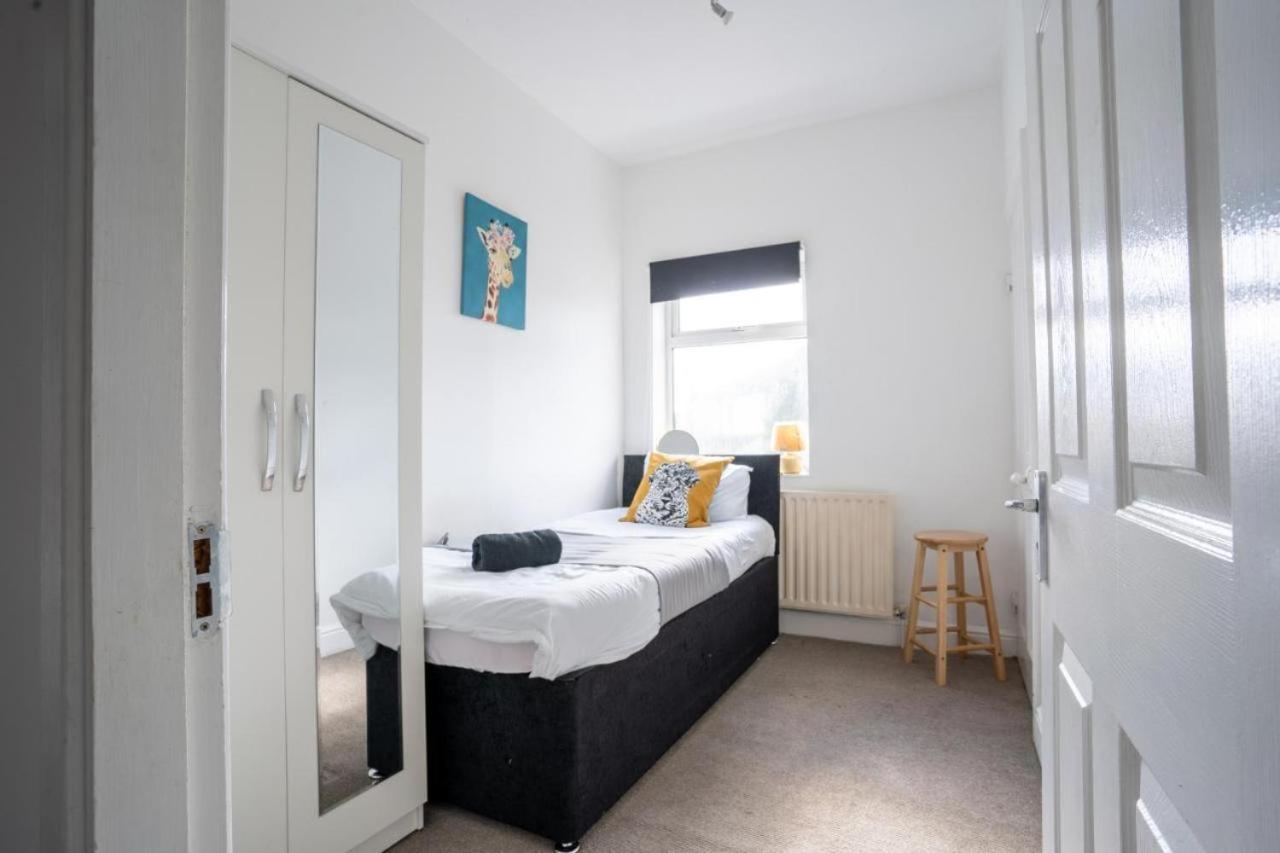 Cozy 4-bedroom In Coventry: Your Away From *